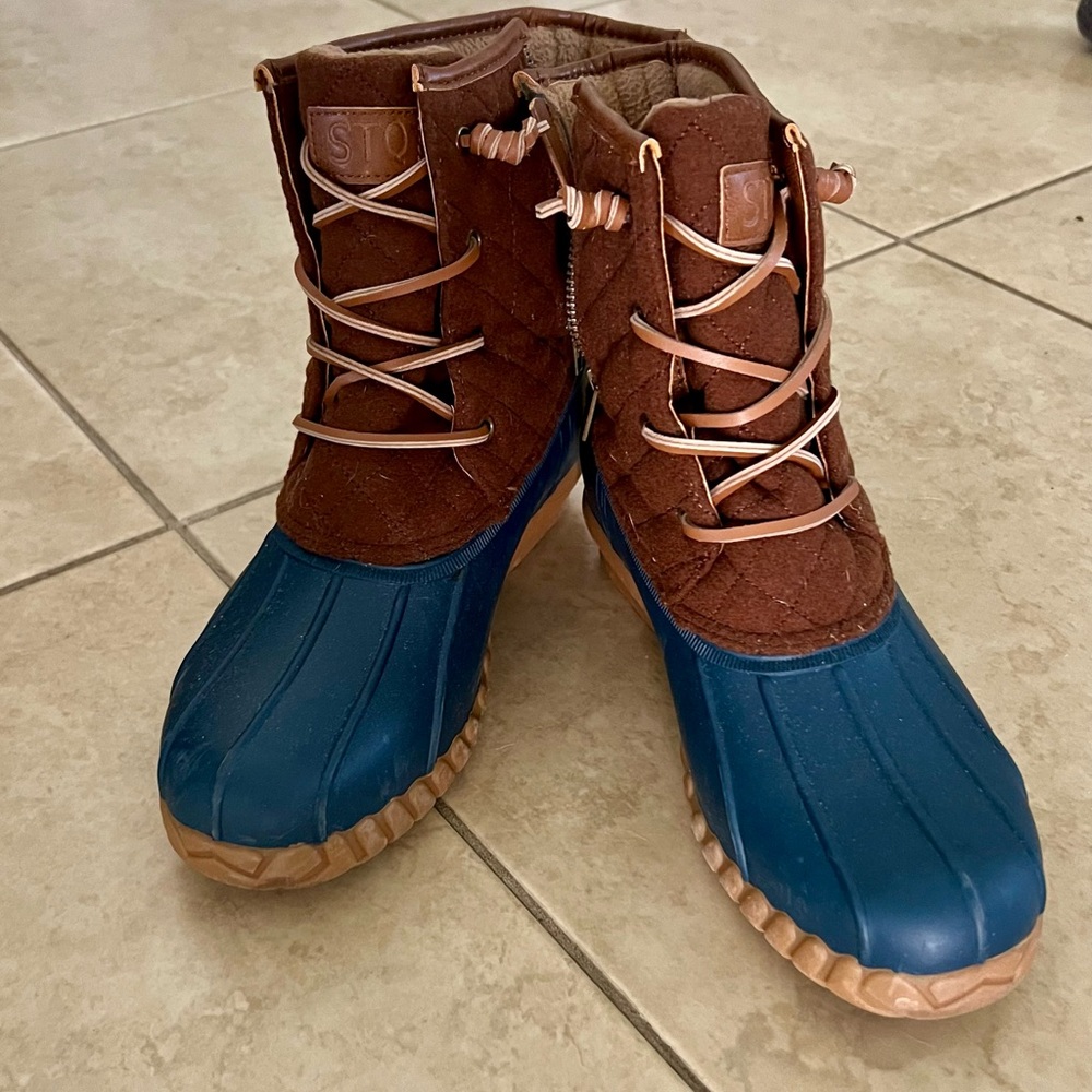 Women Snow Boots size 10